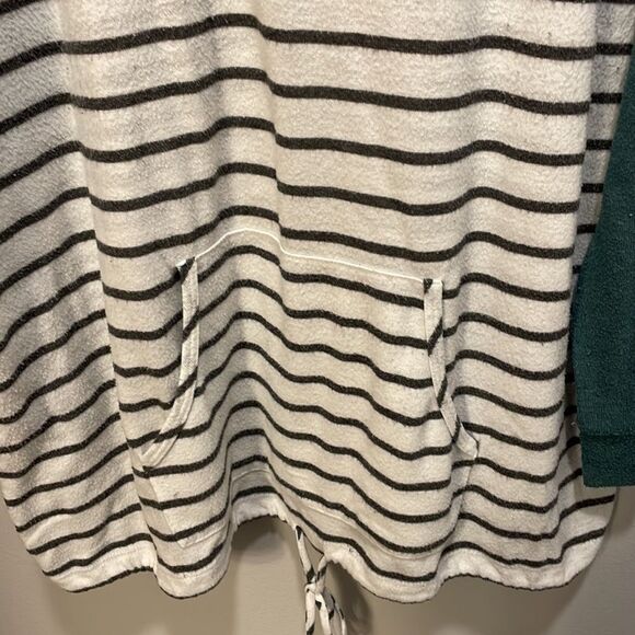 Livi Active woman’s long sleeve white and grey striped top - Picture 3 of 8